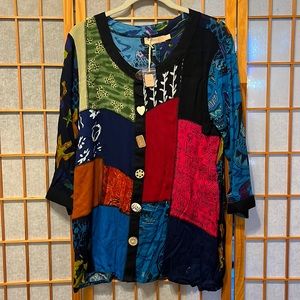 La Cera, this beautiful top is in perfect condition with an extra button